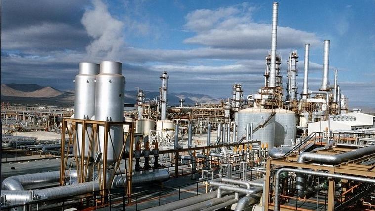 伊朗炼油厂每天将两百万桶转换为石油产品