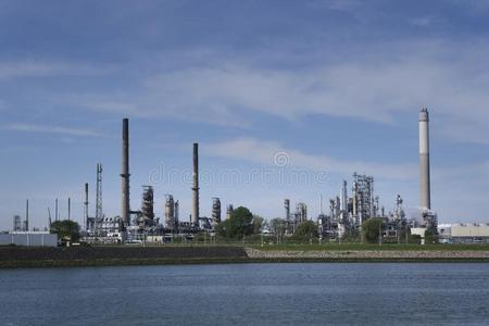 产品间精炼厂塔采用石油化学产品采用dustrial植物和多云的天照片